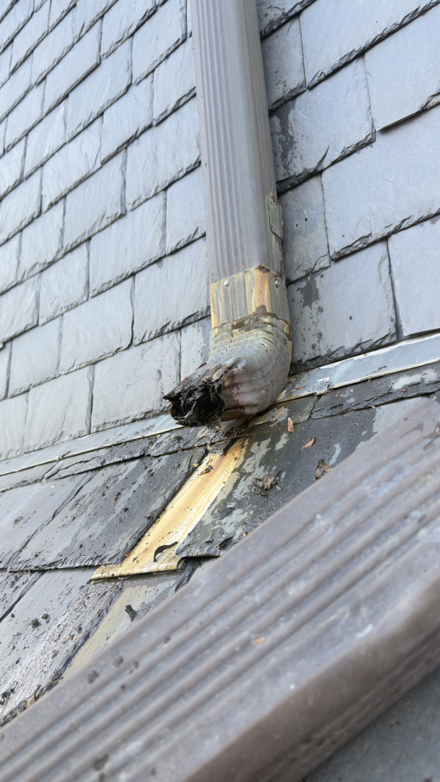 downspout cleaning and gutter unclogging Chicago